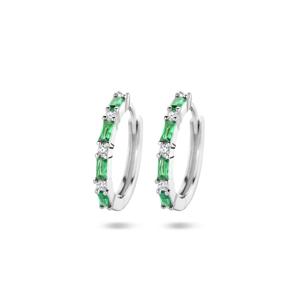 Gerhodineerd 925 zilveren klapoorringen uitgevoerd met schitterende zirkonia. De klapoorringen hebben een afmeting van 17x2mm.