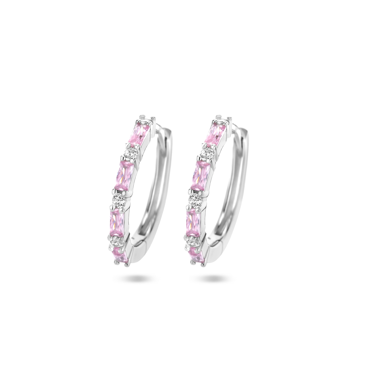 Gerhodineerd 925 zilveren klapoorringen uitgevoerd met roze zirkonia. De klapoorringen hebben een afmeting van 17x2mm.