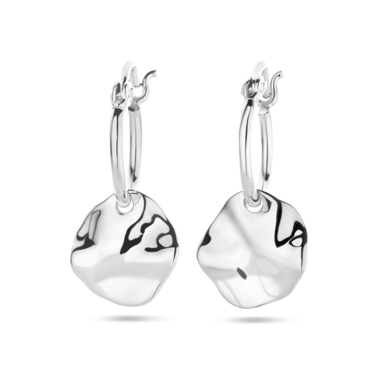 Gerhodineerd 925 zilveren oorringen met een rondjes hanger. De oorringen hebben een dikte van 1.3mm.