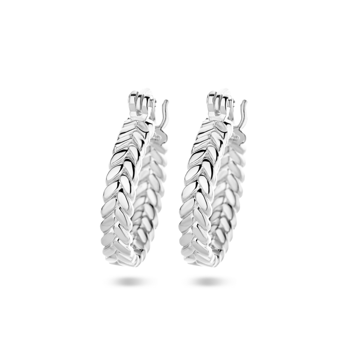 Gerhodineerd 925 zilveren oorringen met een diameter van 16mm.