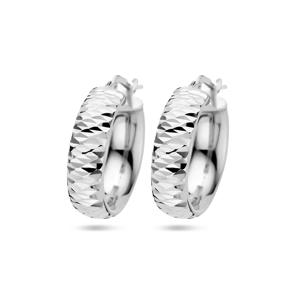 Gerhodineerd 925 zilveren oorringen met een breedte van 6mm.
