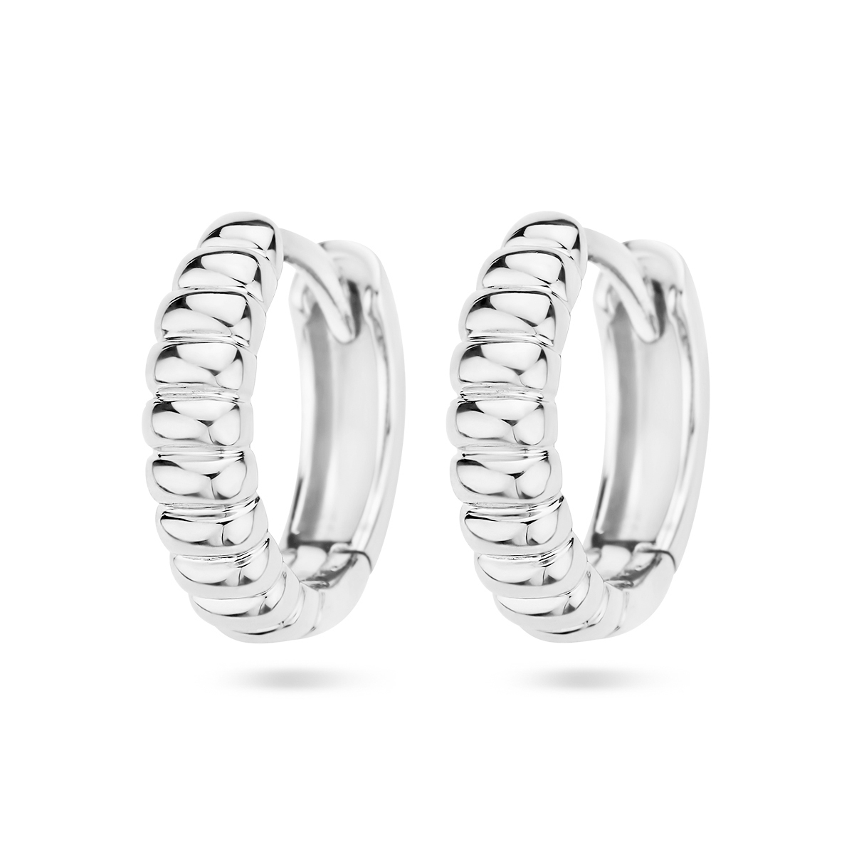 Gerhodineerd 925 zilveren klapoorringen met een diameter van 14mm.