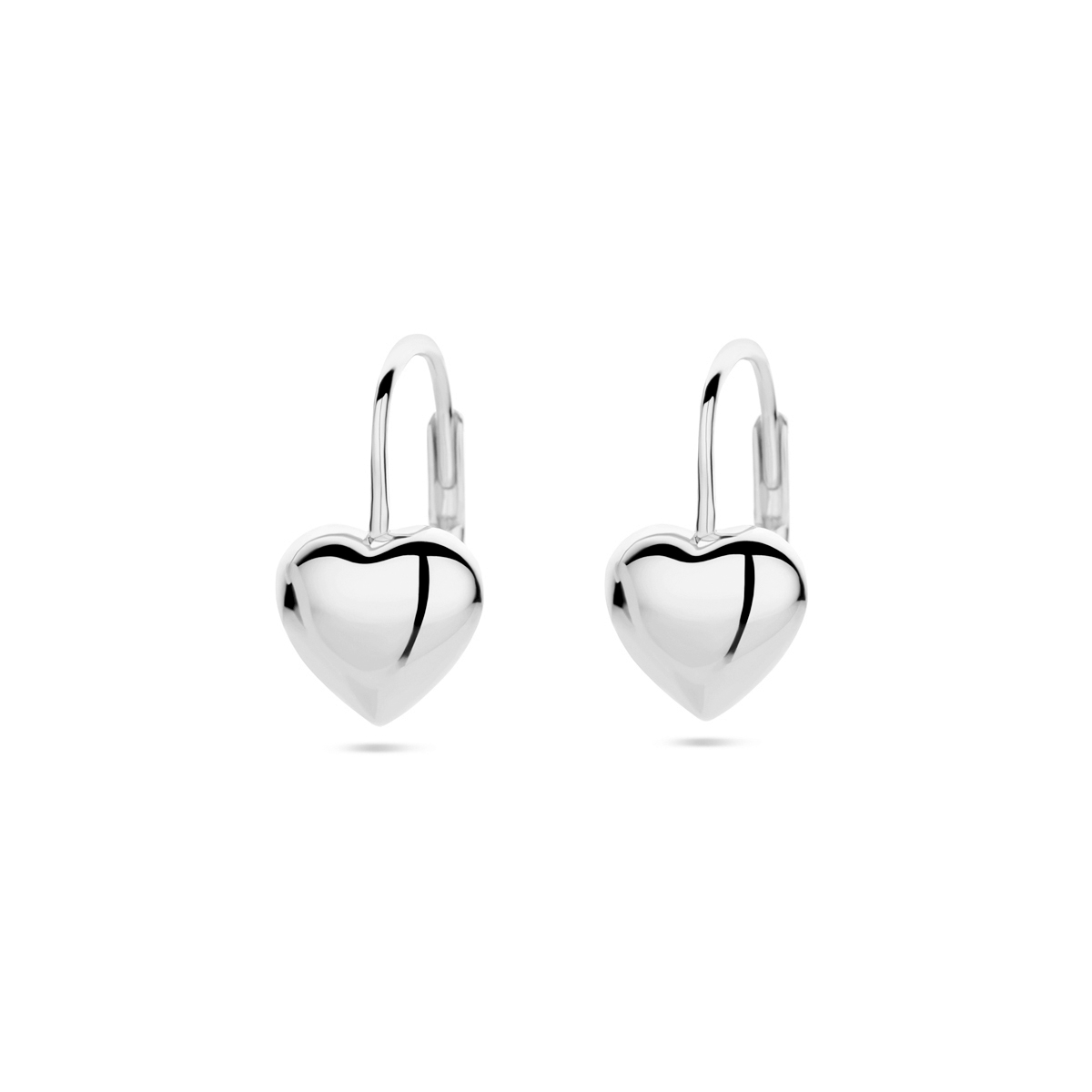 Gerhodineerd 925 zilveren oorhangers. Het hart heeft een afmeting van 8x8.5mm.