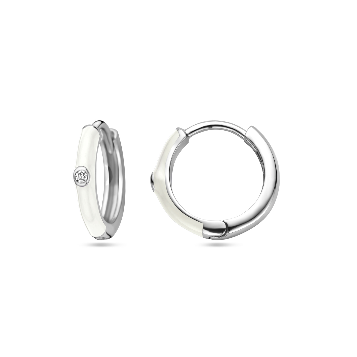 Gerhodineerd 925 zilveren klapoorringen uitgevoerd met zirkonia en wit emaille. De klapoorringen hebben een afmeting van 15x2.5mm.