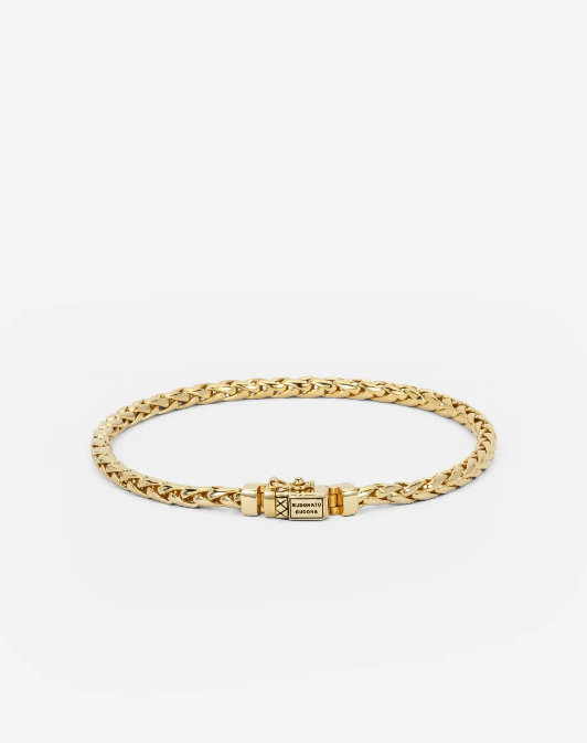 De George Mini Armband is gebaseerd op een traditionele Balinese weeftechniek en met de hand gemaakt door gepassioneerde ambachtslieden. Het is een meesterwerk dat puur vakmanschap laat zien. Deze armband, met zijn fijne schakels en gedetailleerde afwerking, is een ode aan de kunst van het verfijnde smeden. Ontworpen in Amsterdam en handgemaakt in Zuid-Oost Azië van gerecycled zilver met een premium goudlaag van 3.0 micron. De laag goud is gemiddeld 5 maal dikker dan reguliere gold plated items en gemaakt van 18-karaat goud. Deze armband is niet alleen een statement van stijl, maar ook van duurzaamheid en kwaliteit. Draag het als een symbool van jouw eigen unieke pad en de onvergetelijke momenten en mijlpalen die je al hebt behaald in je leven.