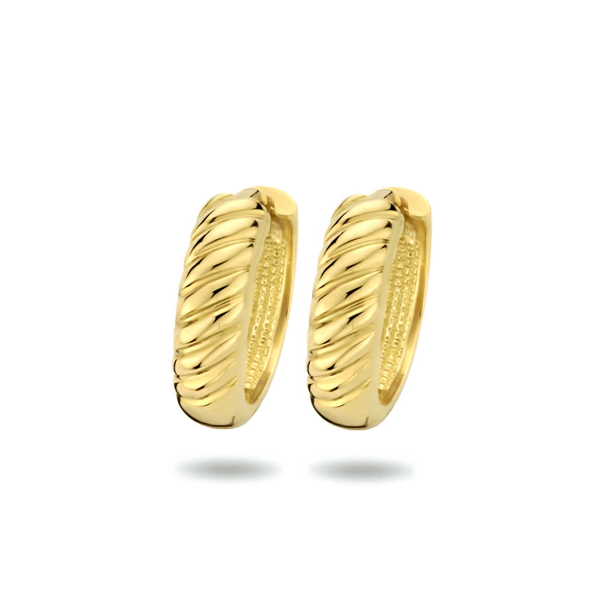 14k Geelgouden klapoorringen. De klapoorringen hebben een diameter van 13mm en een dikte van 4mm.