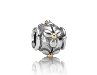 Deze prachtige Pandora bedel is gemaakt van zilver en heeft een gouden bloemetje als accent. De bedel is perfect voor het toevoegen van een elegante touch aan je armband of ketting. Draag het als een statement stuk of combineer het met andere bedels voor een unieke look. Een prachtige toevoeging aan je sieradencollectie!