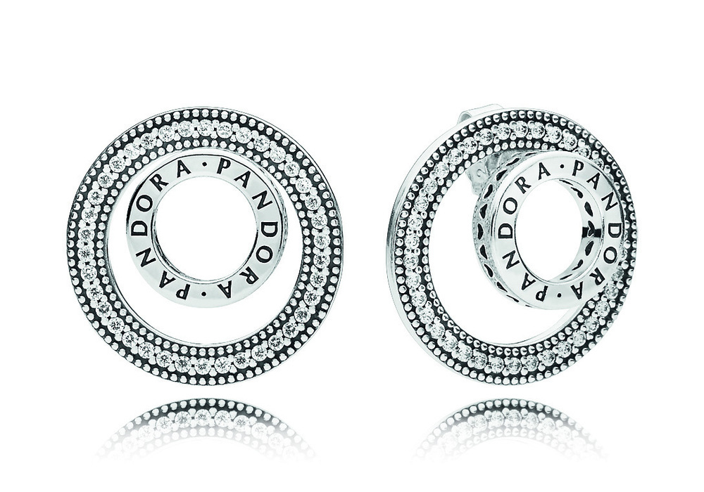 Deze Pandora oorstekers zijn gemaakt van sterling zilver en hebben een prachtige ronde zirkonia steen in het midden. De oorstekers zijn perfect voor dagelijks gebruik of voor speciale gelegenheden. Draag ze alleen voor een subtiele touch of combineer ze met andere oorbellen voor een trendy look. Deze oorstekers zijn een tijdloze toevoeging aan elke sieradencollectie.