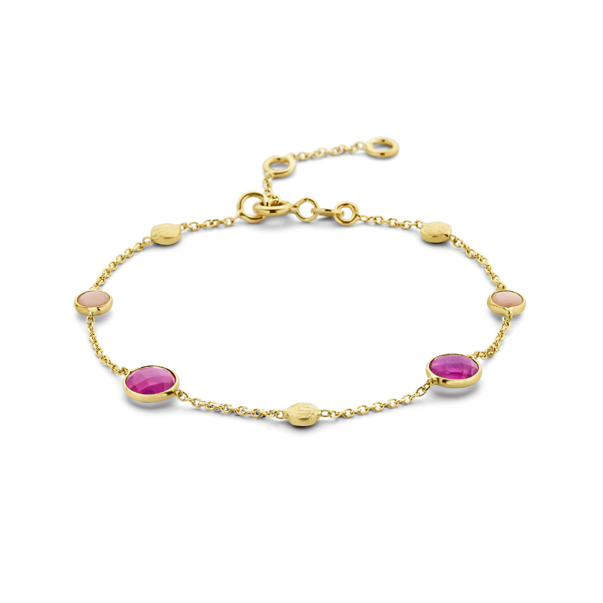 14k Geelgouden armband uitgevoerd met robijn en roze opaal stenen. De armband heeft draaglengtes van 16, 17.5 en 19cm. De robijn stenen hebben een steengewicht van .0.38ct en de roze opaal stenen hebben een steengewicht van 0.38ct.
