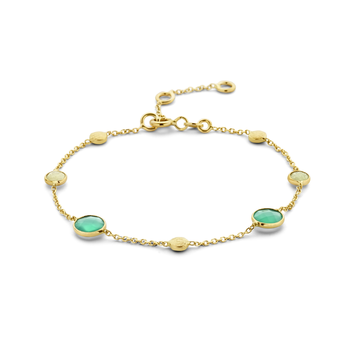 14k Geelgouden armband uitgevoerd met groen agaat en groen kwartsiet stenen. De armband heeft draaglengtes van 16, 17.5 en 19cm. De groen kwartsiet stenen hebben een steengewicht van 0.05ct per stuk en de groen agaat stenen hebben een steengewicht van 0.20ct. De schakelbreedte is 1.1mm.