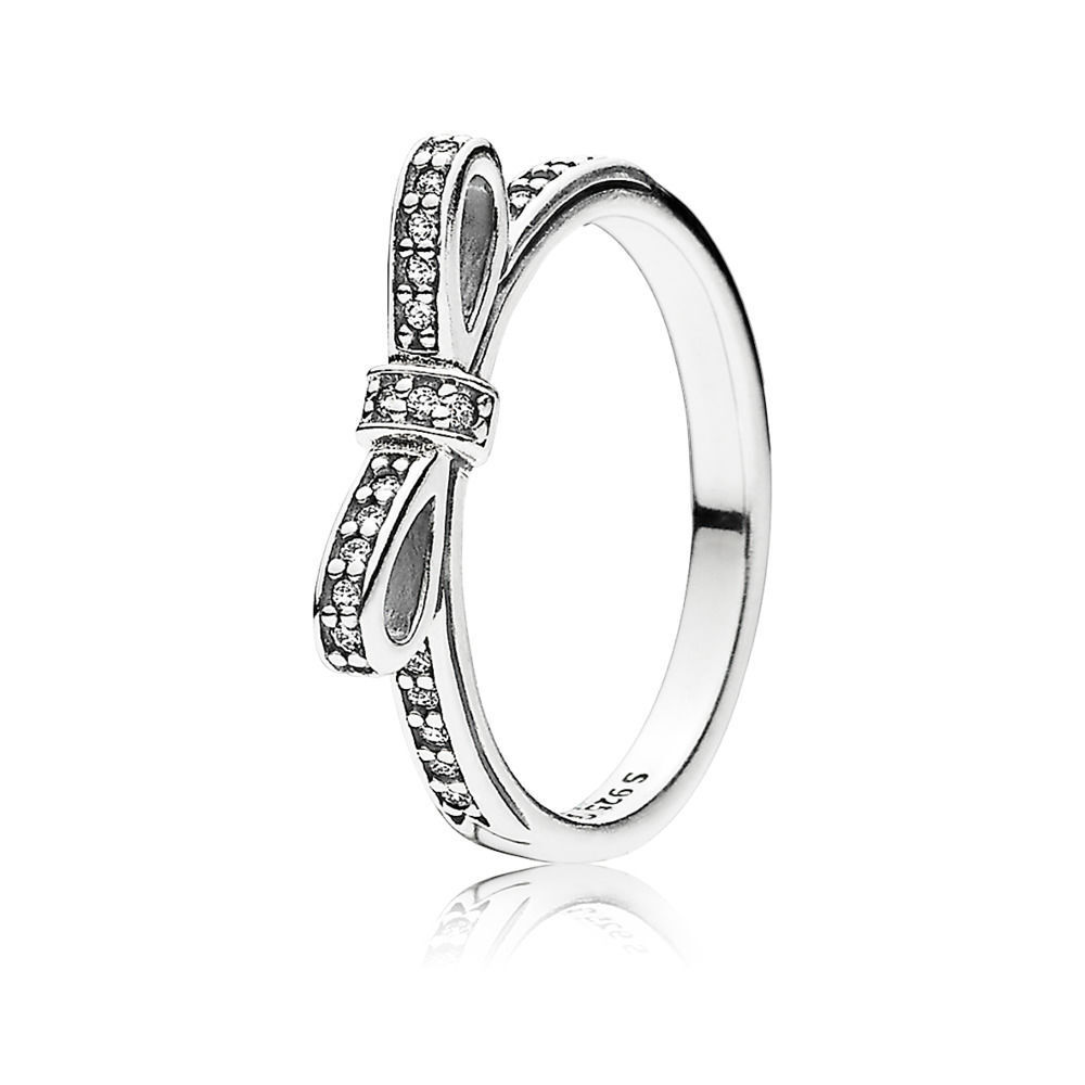Deze Pandora-ring Strikje190906cz-54 is gemaakt van sterling zilver en heeft een schattig strikaccent met sprankelende zirkonia details. Het is perfect voor dagelijks gebruik en kan solo gedragen worden of gestapeld met andere ringen voor een trendy look. Draag het aan je ringvinger voor een vrouwelijke en speelse uitstraling. Deze ring is een tijdloos stuk en mag niet ontbreken in je sieradencollectie!