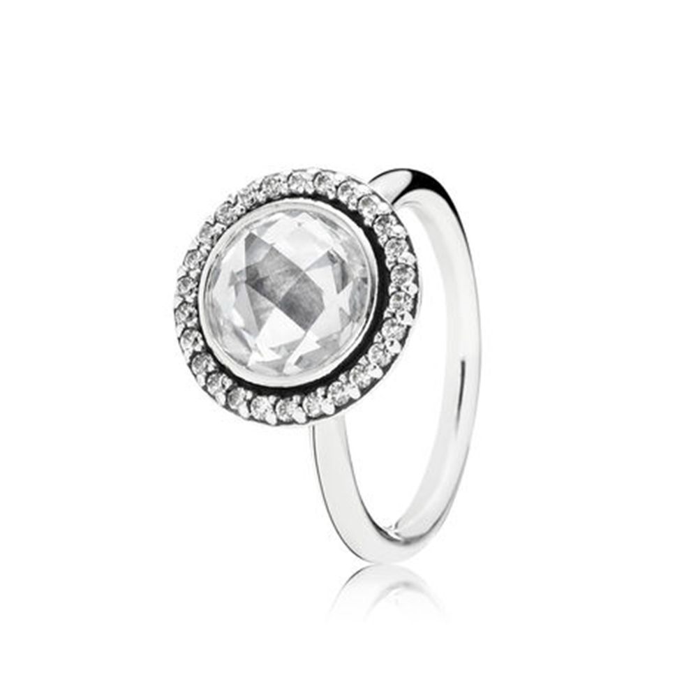 Dit prachtige Pandora Ring190904CZ-56 is gemaakt van zilver en is versierd met sprankelende zirkonia stenen. De ring heeft een elegante en tijdloze uitstraling die perfect is voor elke gelegenheid. Draag deze ring alleen voor een subtiele look of stapel hem met andere ringen voor een meer opvallende stijl. Deze ring is een must-have voor elke sieradencollectie!