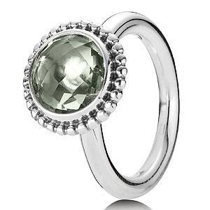 Deze prachtige Pandora ring heeft een subtiele maar opvallende uitstraling dankzij de glinsterende steentjes en het klassieke design. De ring is gemaakt van hoogwaardig zilver en is geschikt voor elke gelegenheid. Combineer het met andere sieraden van Pandora voor een complete look. Draag de ring solo om je look te accentueren of stapel hem met andere ringen voor een speelse touch.