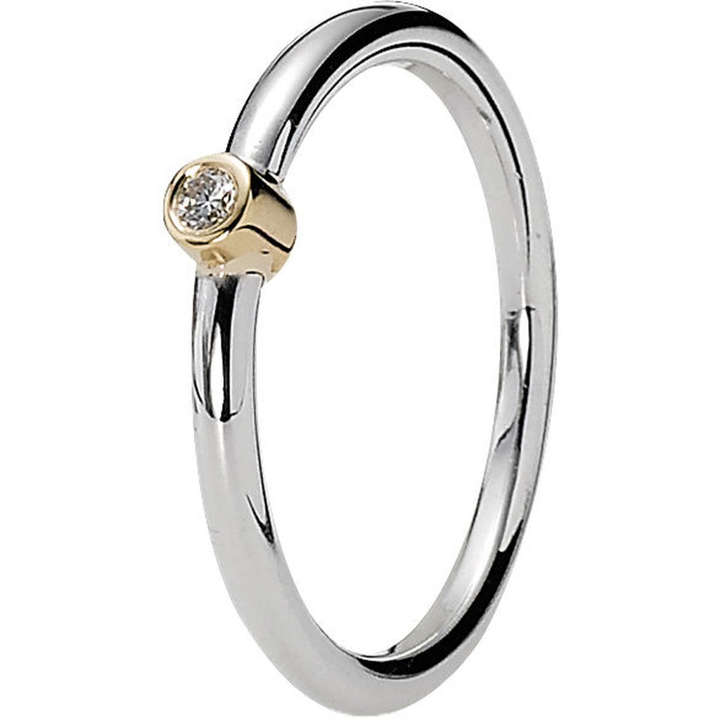 Deze prachtige Pandora ring is gemaakt van sterling zilver en wordt gekenmerkt door een schitterende briljant die in het midden fonkelt. De ring heeft een elegant en tijdloos ontwerp dat perfect is voor dagelijks gebruik of speciale gelegenheden. Draag deze ring alleen voor een subtiele glans of combineer hem met andere sieraden voor een verfijnde look. De prachtige glinstering van de briljant zal zeker alle aandacht trekken. Maat 54.