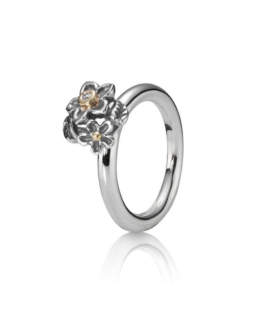Deze prachtige Pandora Ring Bloemetje met briljant 190613D-54 is gemaakt van sterling zilver en is gedecoreerd met een schitterende briljantgeslepen steen. De ring heeft een speels bloemendesign en past perfect bij elke outfit. Draag deze ring alleen of combineer hem met andere Pandora sieraden voor een complete look. Een tijdloos en elegant juweel dat perfect is voor elke gelegenheid!