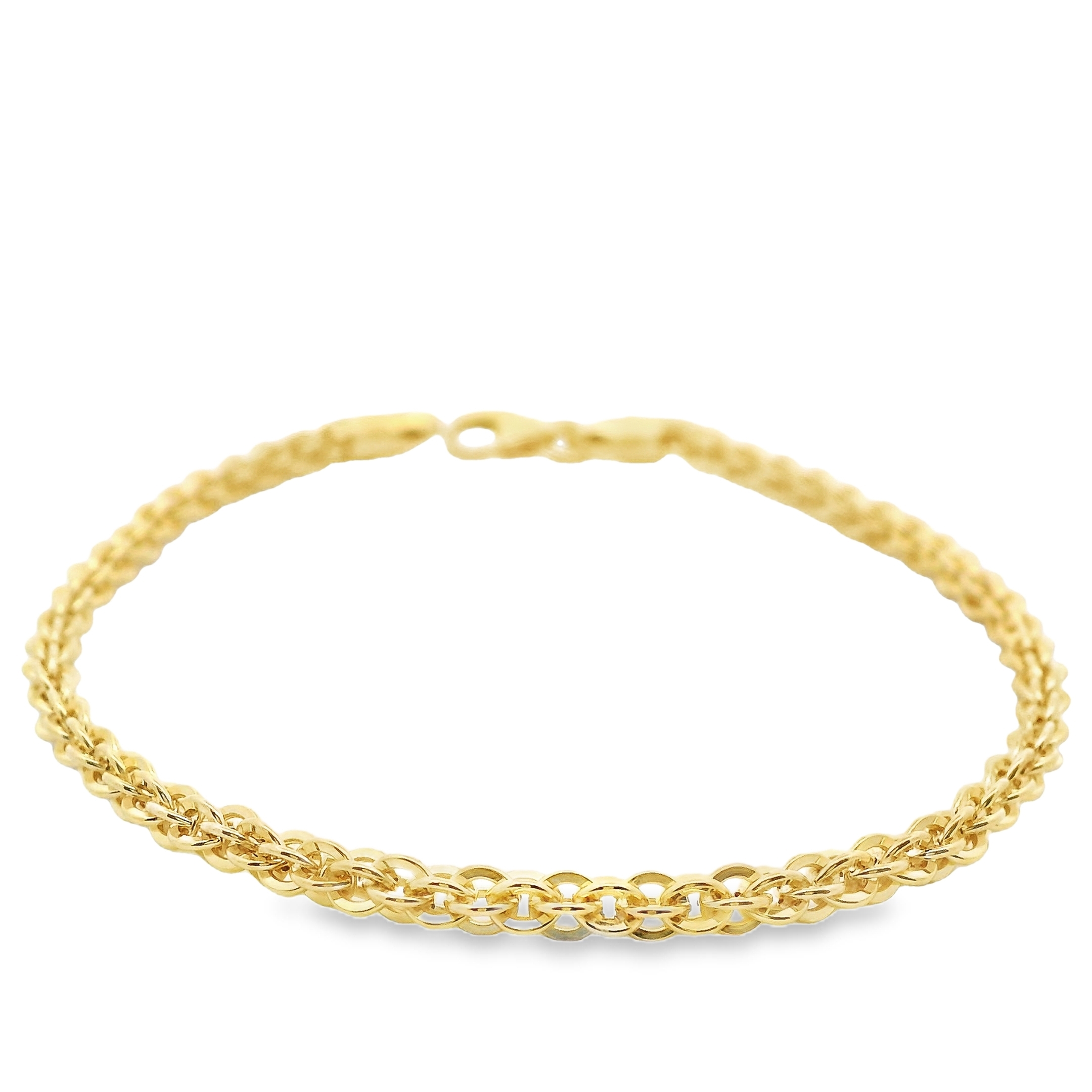 Deze armband van Louis Bros is vervaardigd uit 14 karaat geelgoud (2.46 gr.). De armband heeft een dikte van 2.5 mm. 
Deze tijdloze armband straalt elegantie en verfijning uit. Met zijn warme, rijke kleur en klassieke uitstraling past deze armband bij elke gelegenheid. Of je nu kiest voor een eenvoudig, subtiel ontwerp of een gedetailleerde, verfijnde afwerking, een geelgouden armband blijft een blijvend stijlvol accessoire. Het duurzame materiaal en de tijdloze schoonheid maken het tot een waardevol sieraad dat generaties lang kan worden doorgegeven. Deze armband voegt een vleugje luxe toe aan elke outfit en benadrukt de persoonlijke stijl van de drager.