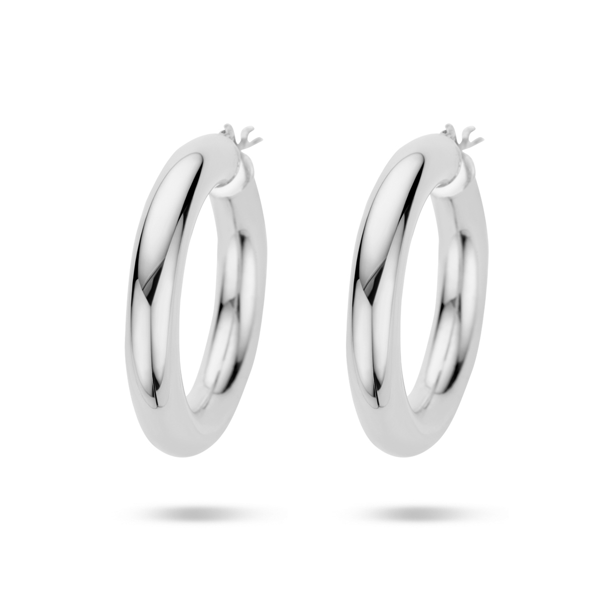 Gerhodineerd 925 zilveren oorringen met een ronde buis. De buis heeft een dikte van 6mm.