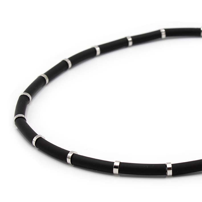 Rubber Collier met stalen stukjes en magneet slot 47 cm