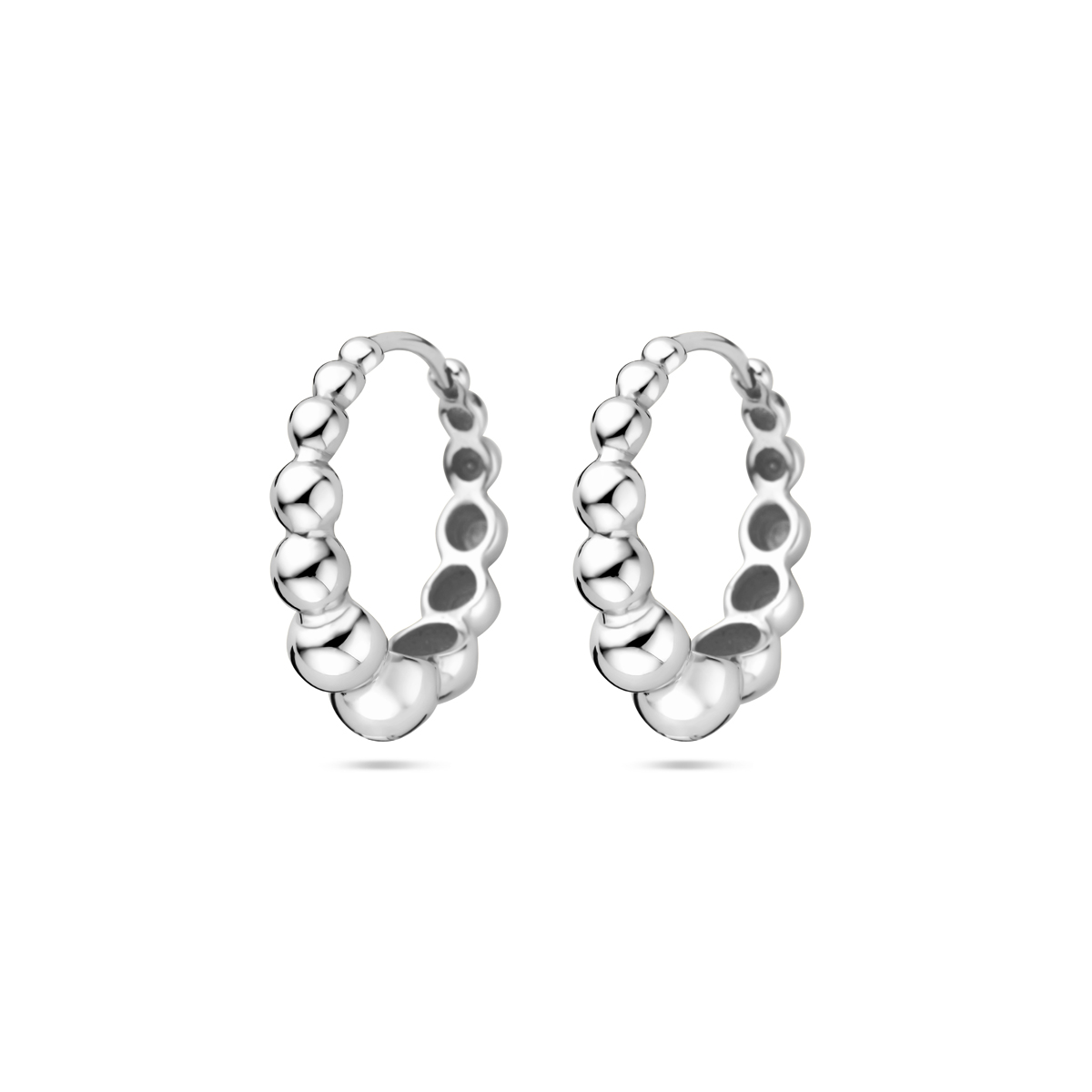 De Zilveren oorringen bolletjes rond 17mm, modelnummer 1339473, zijn sierlijke creolen met een rhodium plating en een diameter van 17mm. Deze oorbellen zijn glanzend, hebben een breedte van 5mm en een gewicht van 2,81 gram. Ze kunnen het beste gedragen worden bij zowel casual als chique outfits voor een verfijnde uitstraling.