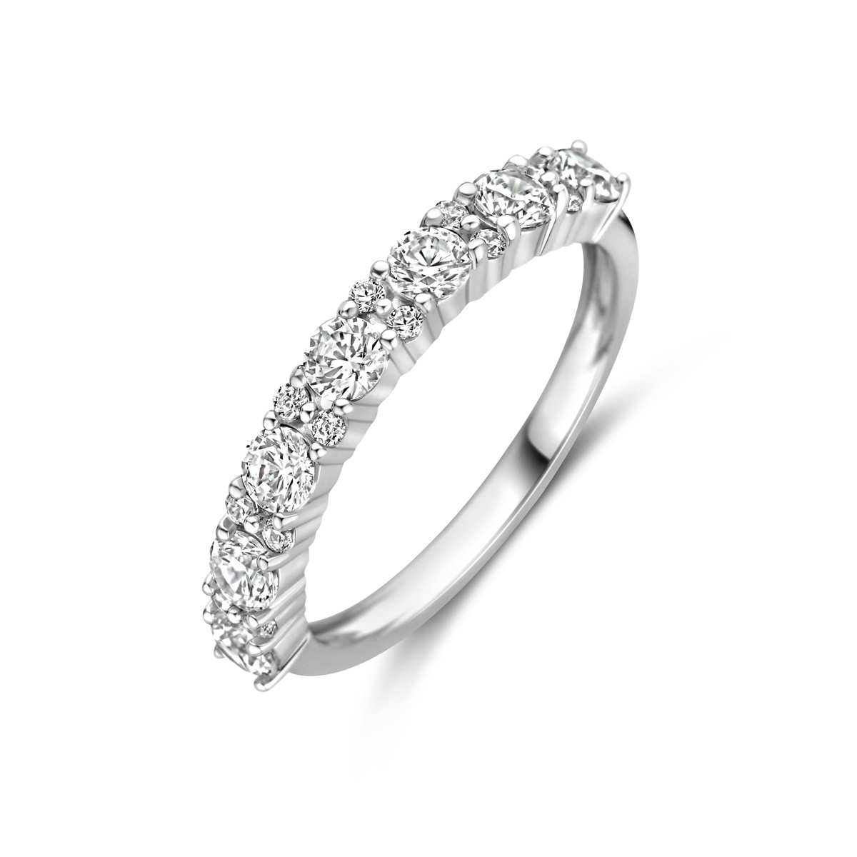 Gerhodineerd 925 zilveren ring uitgevoerd met zirkonia. De ring heeft een breedte van 3mm.