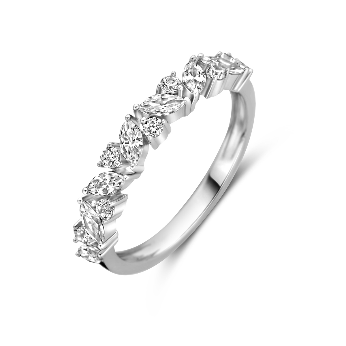 Gerhodineerd 925 zilveren ring uitgevoerd met zirkonia. De ring heeft een breedte van 3.5mm.