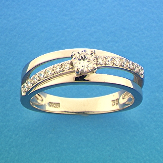 Zilveren ring met een rij zirkonia's 