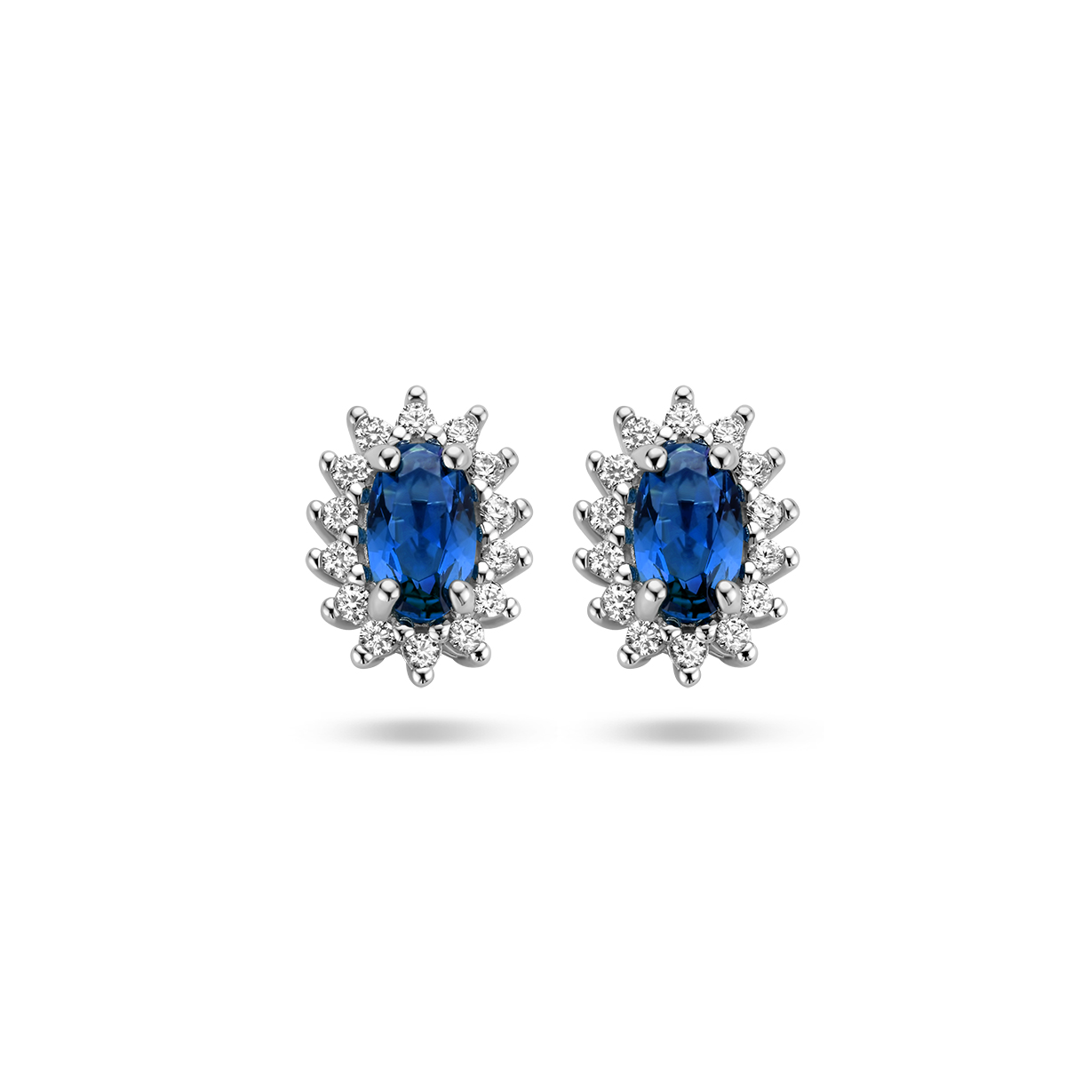 Gerhodineerd 925 zilveren oorknoppen uitgevoerd met synthetisch saffier en zirkonia. De oorknoppen hebben een afmeting van 8.5x6.5mm.