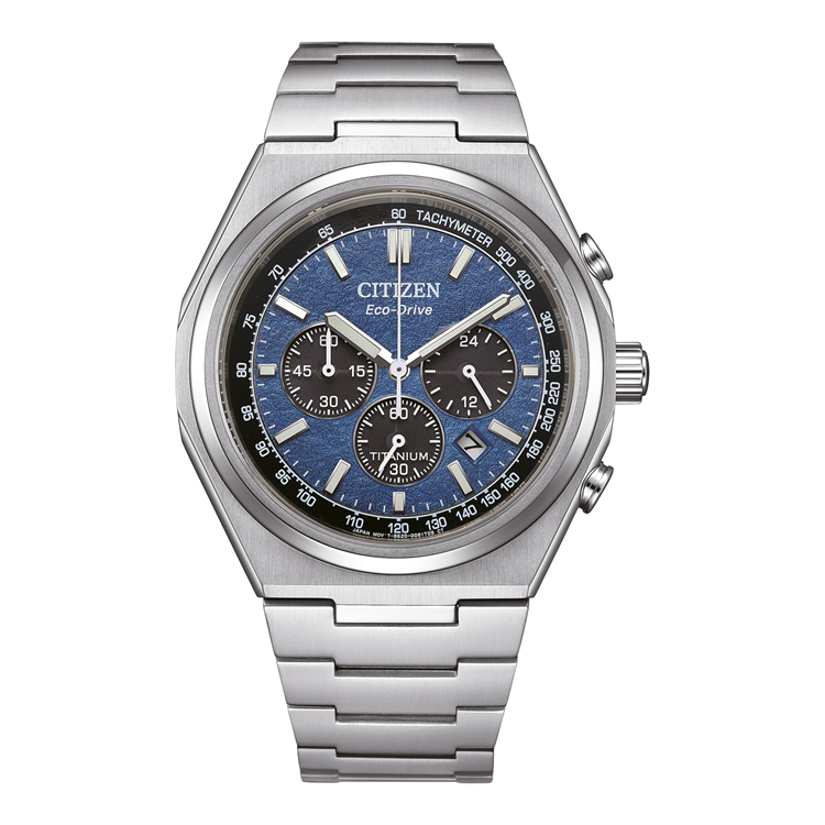 Stap in de wereld van elegantie en innovatie met de Citizen CA4610-85L Super Titanium eco-drive chronograaf 42 mm! Dit meesterwerk van horlogevakmanschap combineert verfijning met functionaliteit in een verbluffend ontwerp. Met een gewicht van slechts 101 gram, voel je nauwelijks dat je iets draagt, terwijl je toch verzekerd bent van een robuust stukje technologie om je pols. De levendige blauwe kleur van het horloge brengt een vleugje frisheid, perfect in harmonie met de zilverkleurige kast en band van hoogwaardig titanium. De kast met een diameter van 42 mm en een hoogte van 11 mm, omlijst een prachtig blauwe wijzerplaat. De illuminerende wijzers maken het mogelijk om de tijd, zelfs in het donker, perfect af te lezen. Met een waterdichtheid van 10 ATM ben je ook bereid voor avontuur. De Eco-drive techniek laadt de batterij op door middel van licht, een duurzame keuze zonder zorgen om batterijen te vervangen. Saffierglas beschermt de wijzerplaat tegen krassen, terwijl de vouwsluiting met drukknoppen en beveiliging zorgt voor extra zekerheid. Dit horloge is meer dan een accessoire; het is jouw tijdmetgezel, compleet met datumweergave en stopwatch, en het perfecte stuk voor de man die geen alarm noch timer nodig heeft om zijn dag te beheersen.