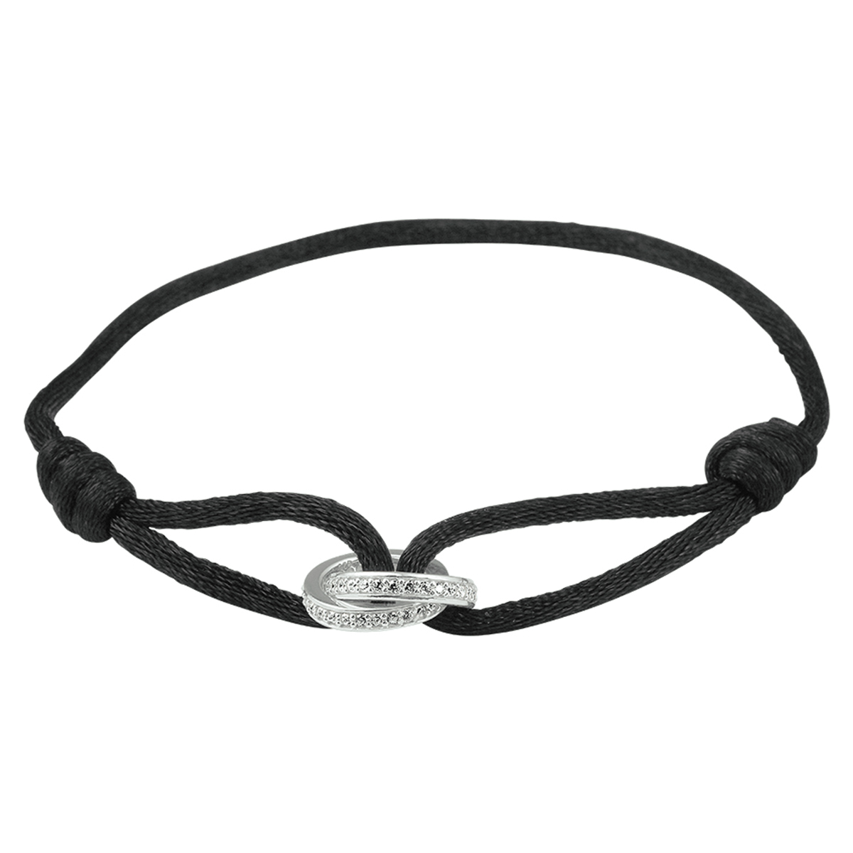Gevlochten armband van zwart touw met 925 zilveren ringen, uitgevoerd met zirkonia. De armband is verstelbaar van 13 tot 26cm. De ringen hebben een diameter van 11.7mm.