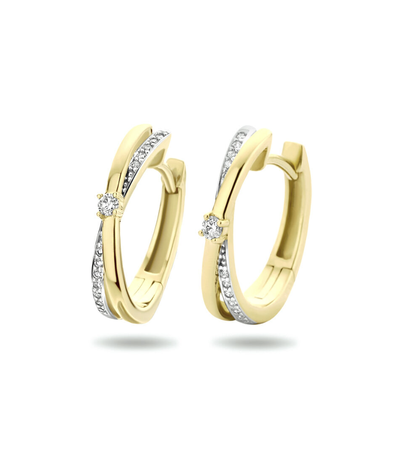 14k Geelgouden klapoorringen uitgevoerd met een schitterende diamant rij. De klapoorringen hebben een afmeting van 17x3.5mm.
