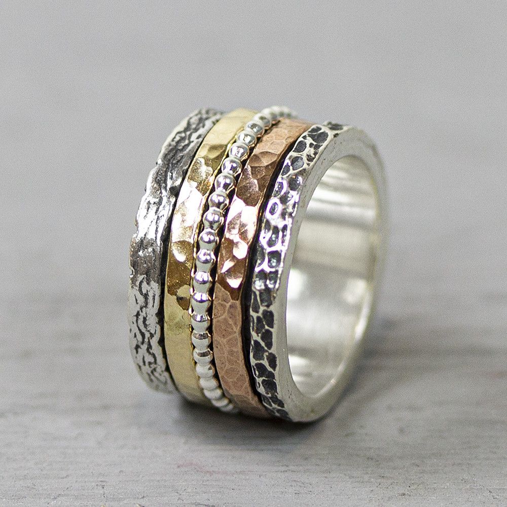 Stoere gave ring gemaakt van 925 sterling zilver, met daarbij ringentjes van rosé goldfilled en geel goldfilled. 