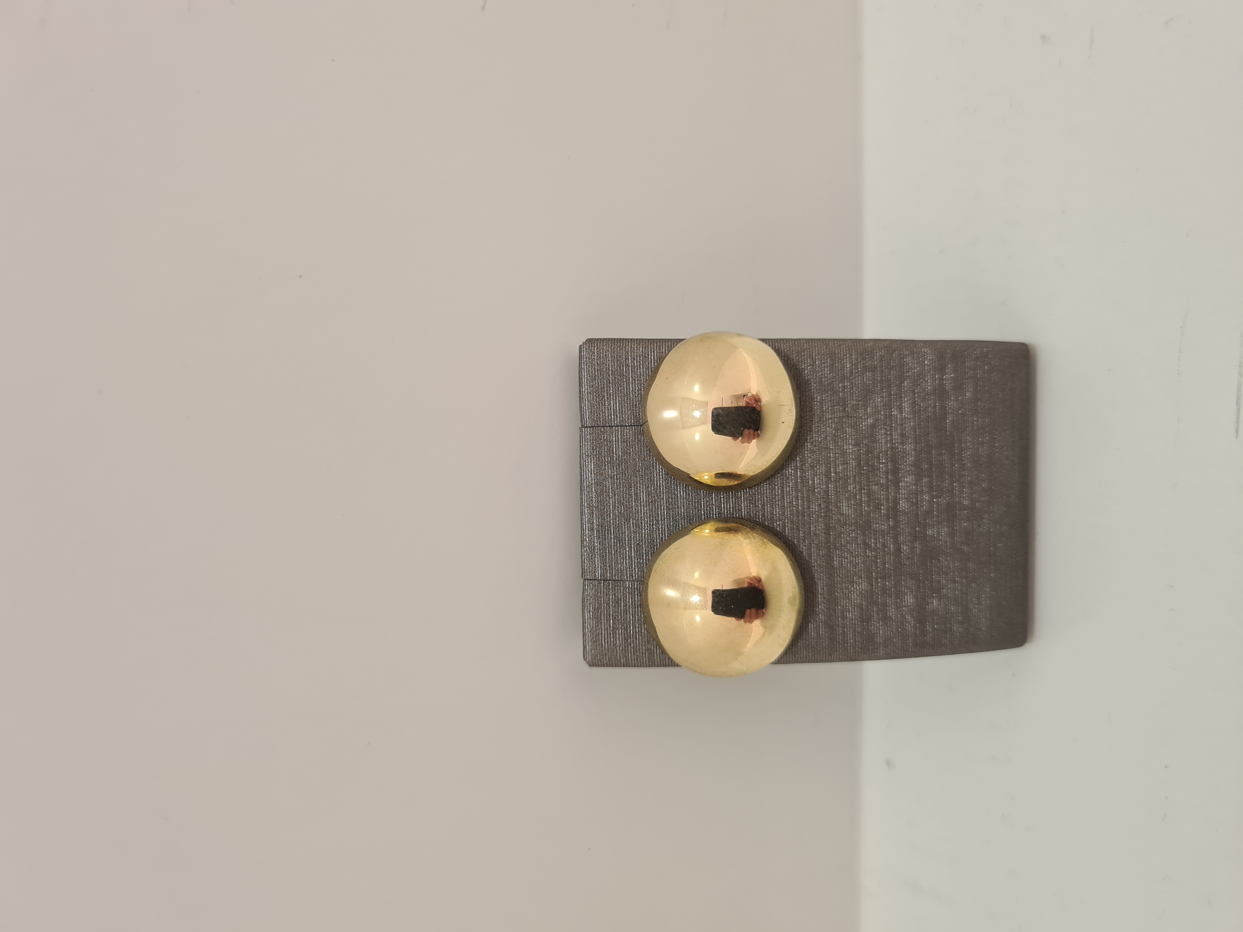 Deze prachtige oorknop is gemaakt van 14 karaat geelgoud en heeft een platte bolvorm. Een tijdloos en elegant stuk dat perfect is voor dagelijks gebruik of speciale gelegenheden. De oorknop kan op zichzelf gedragen worden voor een subtiele look of gecombineerd worden met andere oorsieraden voor een meer opvallende uitstraling. Een veelzijdige toevoeging aan elke sieradencollectie!