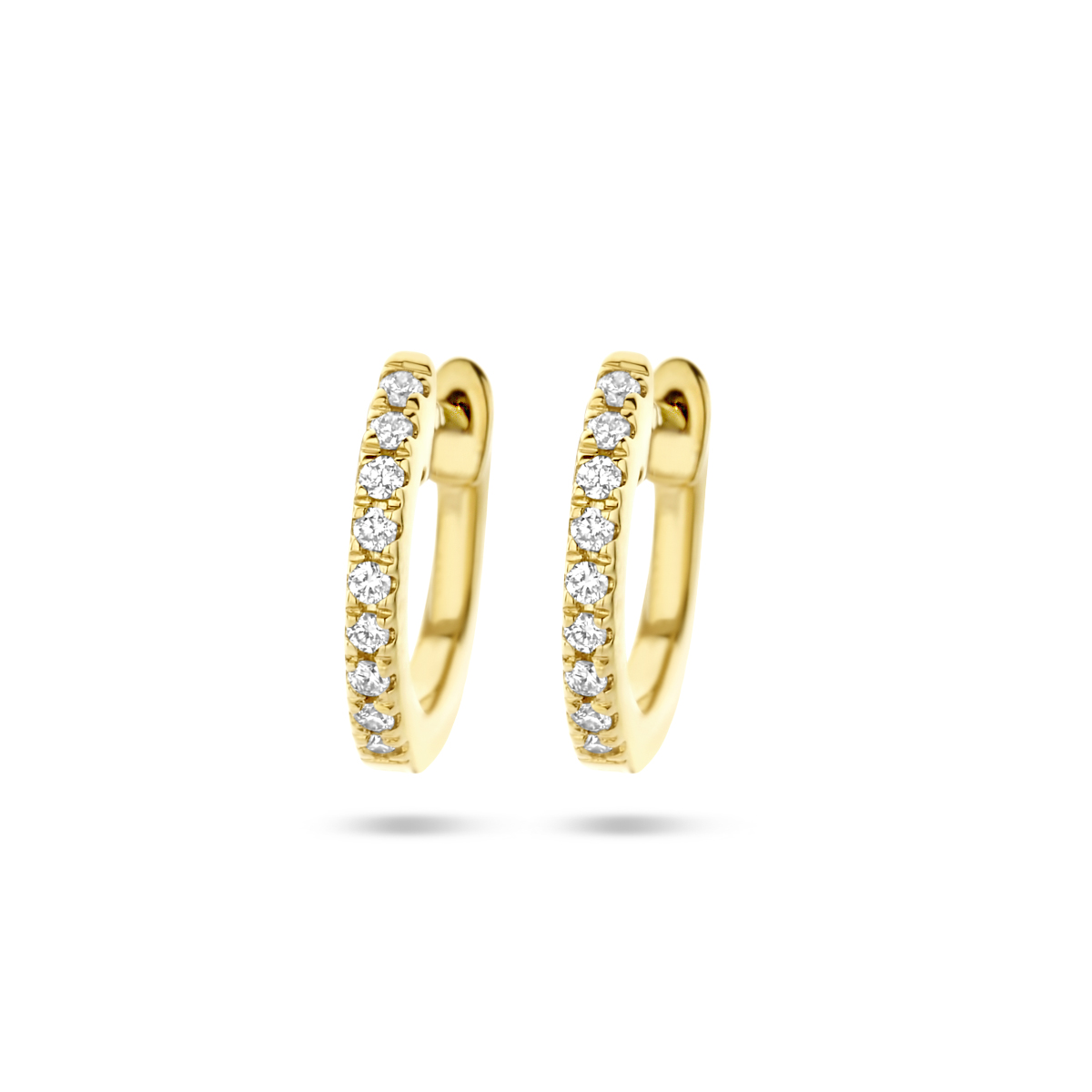 14k Geelgouden klapoorringen uitgevoerd met een schitterende diamant rij. De klapoorringen hebben een afmeting van 9.5x1.5mm en het diamantgewicht is 0.06ct (2x 0.03ct).