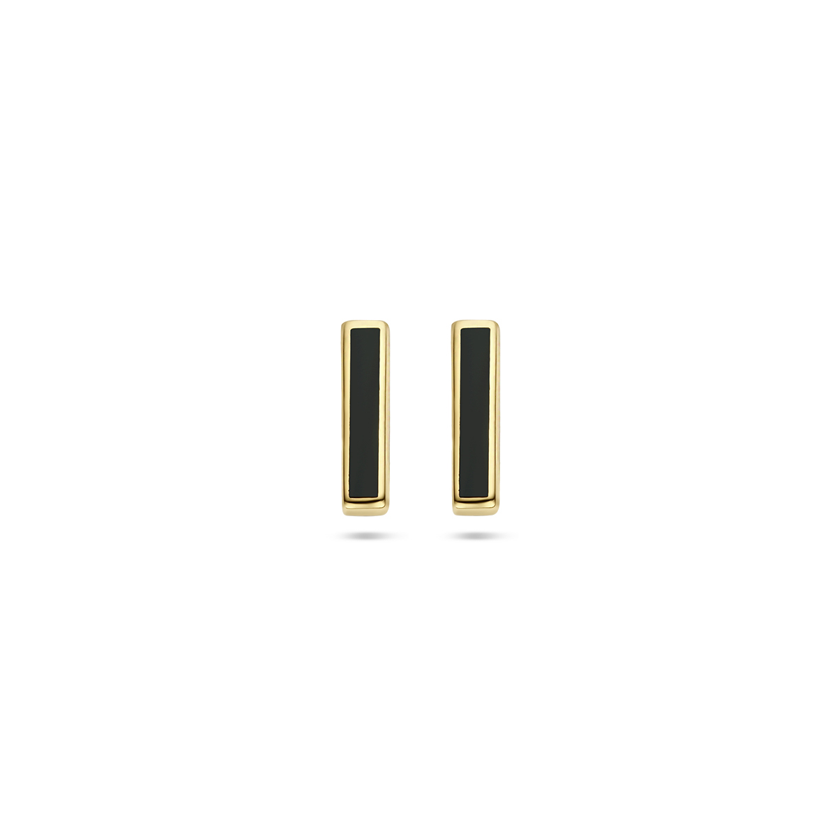 14k Geelgouden oorknoppen in de vorm van een balkje met zwart emaille. De oorknoppen hebben een afmeting van 7.6x1.8mm.