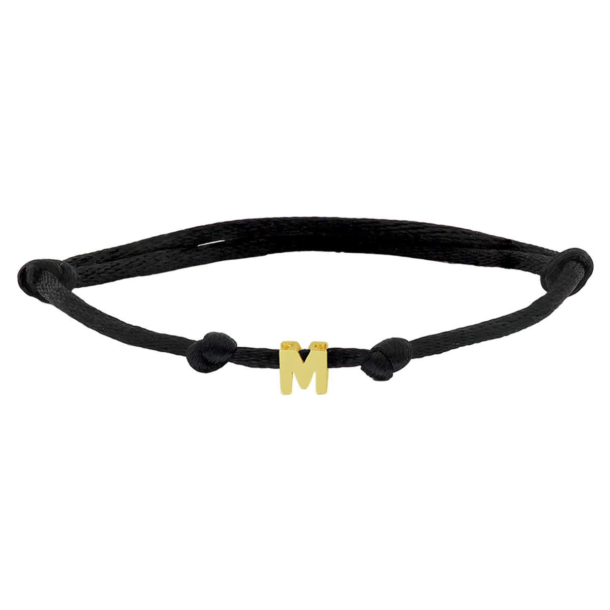 Zwart gevlochten armband uitgevoerd met een 14k geelgouden letter M. De armband heeft draaglengtes van 13 tot 26cm. De letter heeft een afmeting van 5.5x5.5mm.