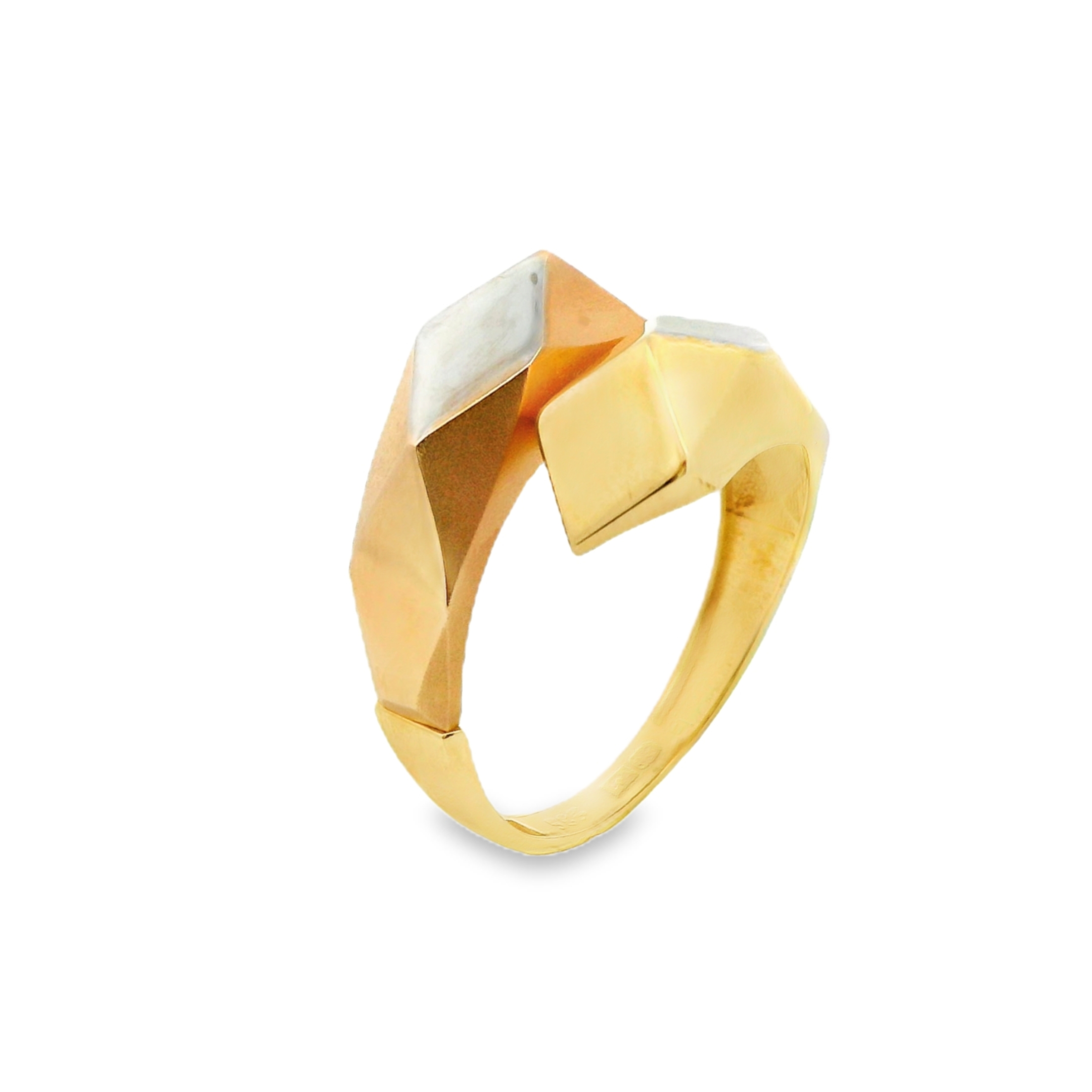 Deze ring van Louis Bros is vervaardigd uit 14 karaat tricolor (3.18 gr.).
 Deze ring met een mooi design is een elegante keuze voor iedereen die houdt van verfijnde sieraden. Deze bijzondere ring combineert drie soorten goud - geel, wit en roségoud - tot een harmonieuze en stijlvolle creatie. Het unieke ontwerp speelt met kleuren en materialen, waardoor de ring een opvallend en tijdloos sieraad wordt. Ideaal voor speciale gelegenheden of als dagelijks accessoire, voegt deze tricolor gouden ring een vleugje luxe toe aan elke outfit.
De ring is verkrijgbaar in meerdere afmetingen.