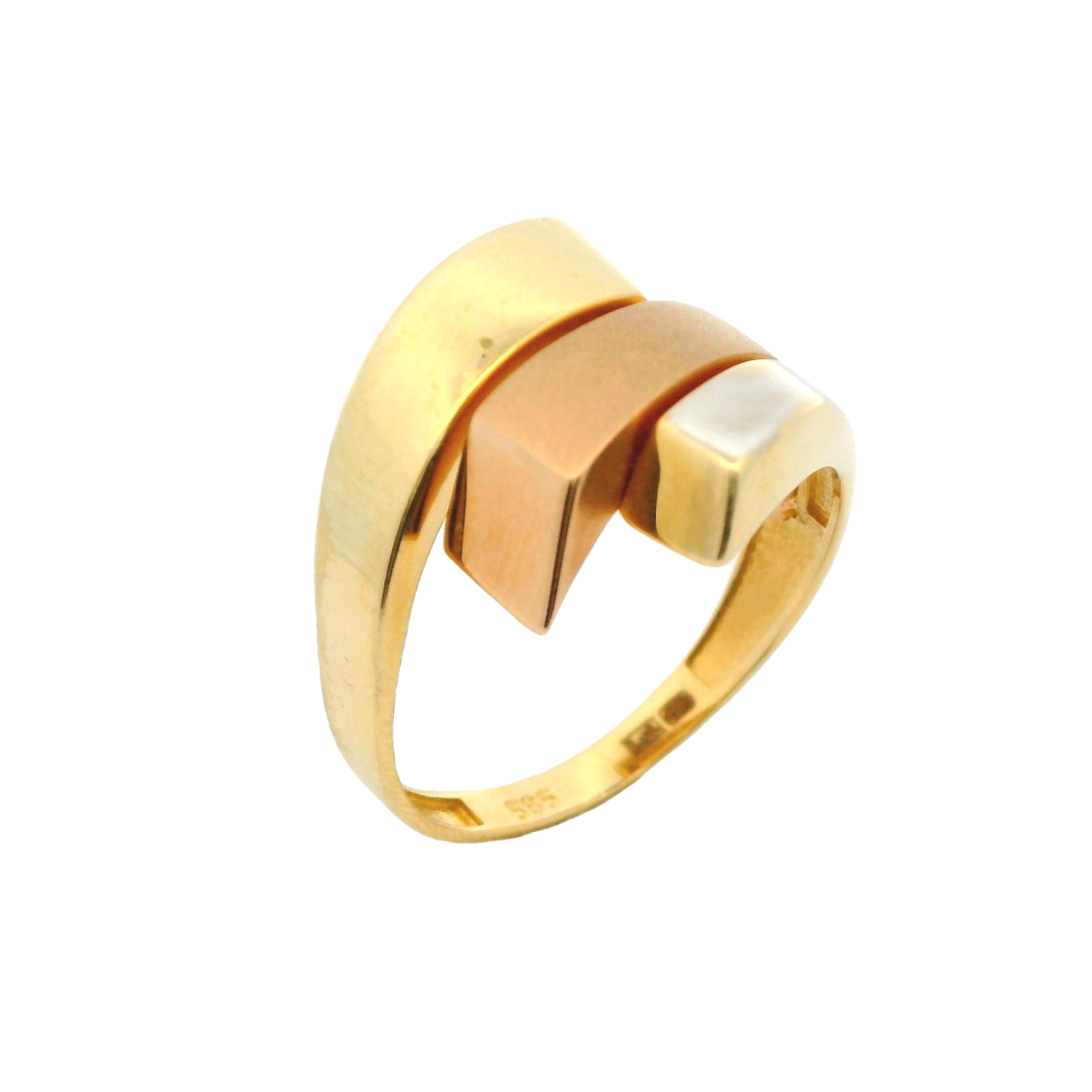 Deze ring van Louis Bros is vervaardigd uit 14 karaat tricolor (4 gr.).
 Deze ring met een mooi design is een elegante keuze voor iedereen die houdt van verfijnde sieraden. Deze bijzondere ring combineert drie soorten goud - geel, wit en roségoud - tot een harmonieuze en stijlvolle creatie. Het unieke ontwerp speelt met kleuren en materialen, waardoor de ring een opvallend en tijdloos sieraad wordt. Ideaal voor speciale gelegenheden of als dagelijks accessoire, voegt deze tricolor gouden ring een vleugje luxe toe aan elke outfit.
De ring is verkrijgbaar in meerdere afmetingen.