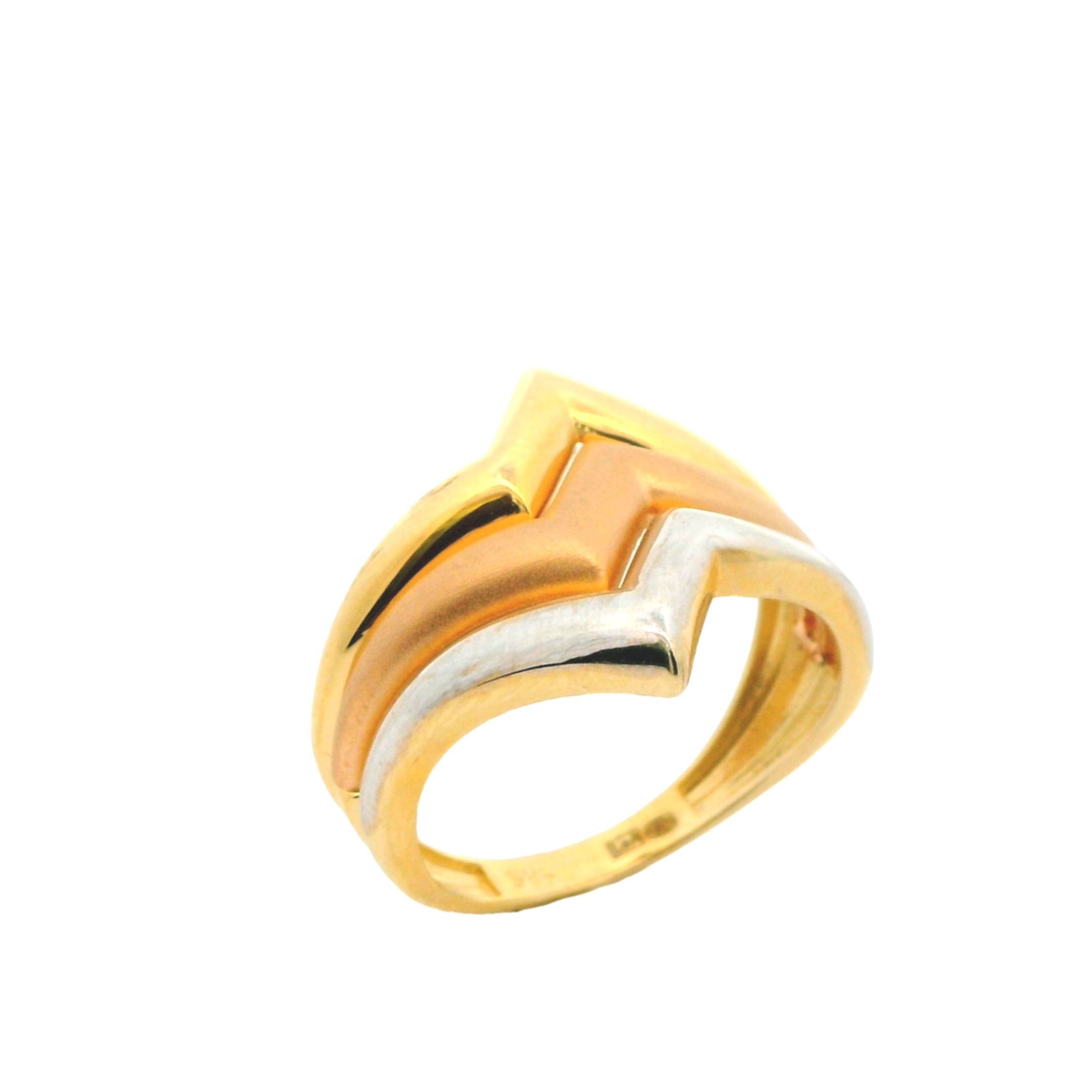Deze ring van Louis Bros is vervaardigd uit 14 karaat tricolor (4.38 gr.).
 Deze ring met een mooi design is een elegante keuze voor iedereen die houdt van verfijnde sieraden. Deze bijzondere ring combineert drie soorten goud - geel, wit en roségoud - tot een harmonieuze en stijlvolle creatie. Het unieke ontwerp speelt met kleuren en materialen, waardoor de ring een opvallend en tijdloos sieraad wordt. Ideaal voor speciale gelegenheden of als dagelijks accessoire, voegt deze tricolor gouden ring een vleugje luxe toe aan elke outfit.
De ring is verkrijgbaar in meerdere afmetingen.