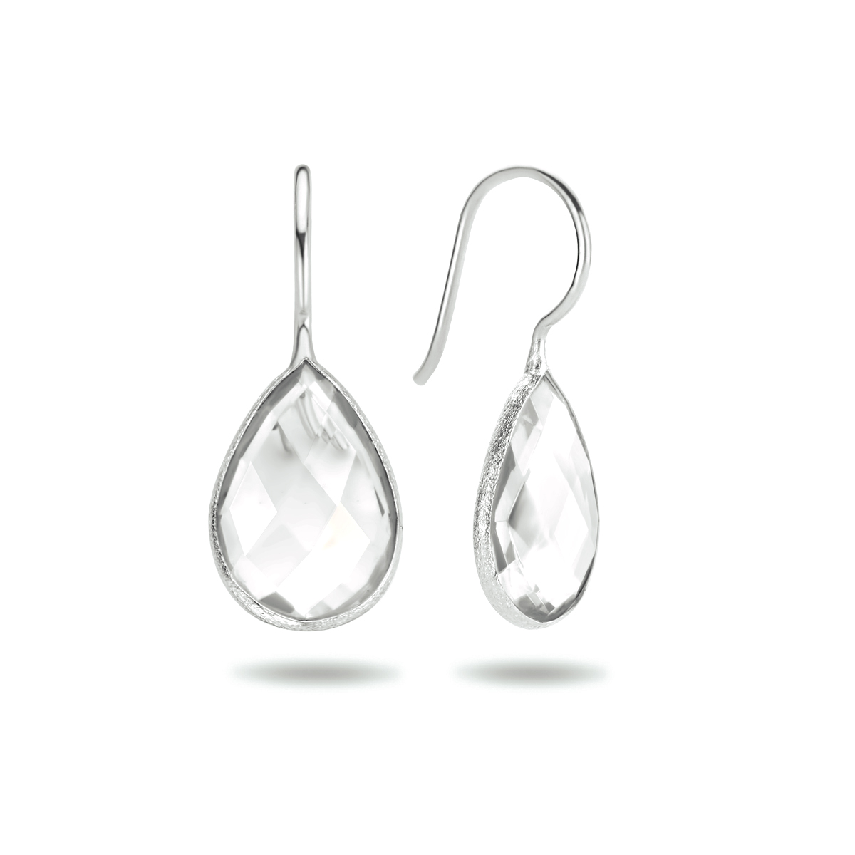 925 zilveren oorhangers uitgevoerd met een witte strass steen. De oorhangers hebben een totale hoogte van 3cm en een breedte van 10.5mm.