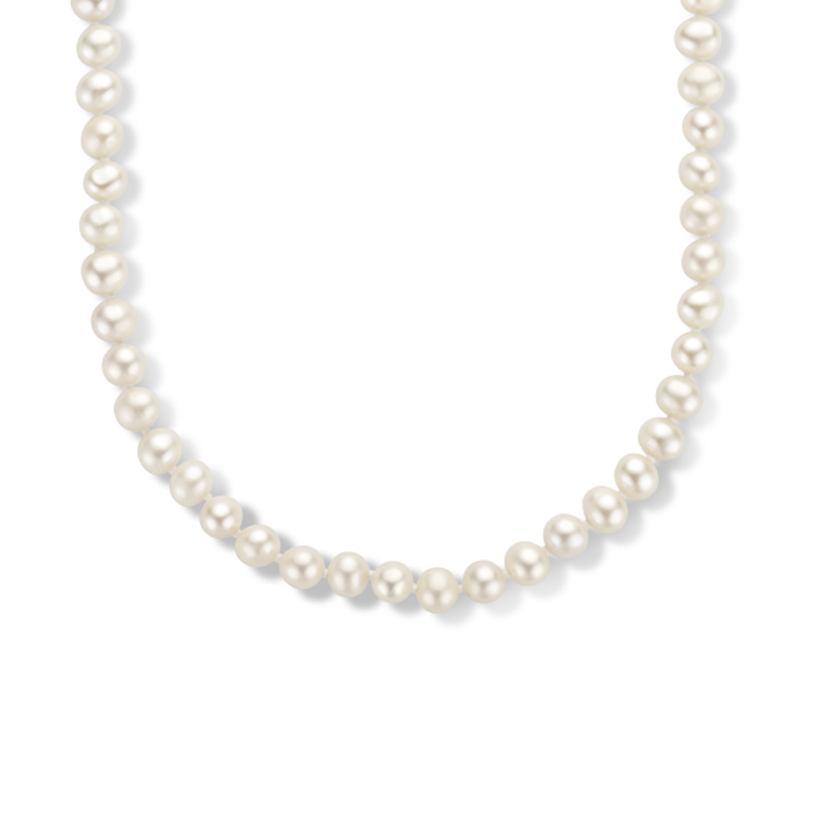 Beschrijving: Stijliconen als Audrey Hepburn en Coco Chanel bewezen het ons al: een little black dress en tijdloze parels horen in de garderobe van iedere vrouw! Details: Gerhodineerd zilveren collier met zoetwaterparels. De parelgrootte is 6.5mm. 
Verpakt per: 1
Doelgroep: dames
Breedte: 6.5 mm
Kortste lengte: 42 cm
Langste lengte: 46 cm