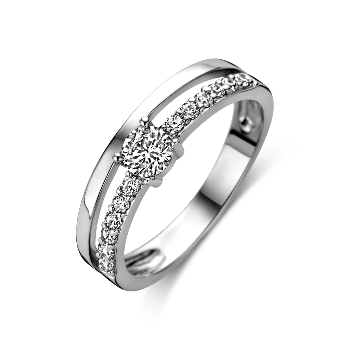 Beschrijving: Gerhodineerd zilveren ring met zirkonia. 
Uniekenummer serie: 31568
Verpakt per: 1
Doelgroep: dames
Ringmaat: 19.00 mm (60)
Breedte: 5 mm
Zetting: entourage (rijzetting)