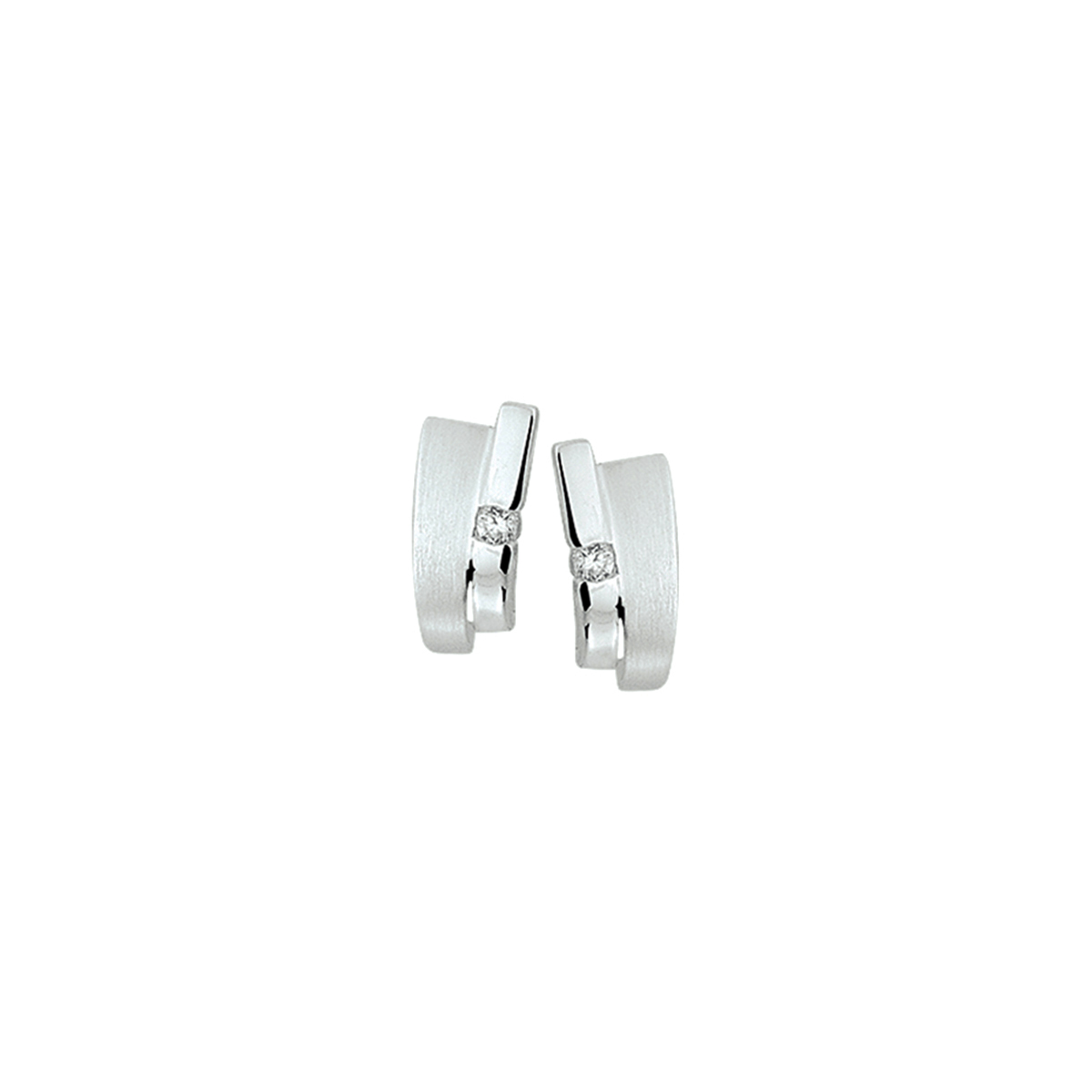 Deze prachtige oorknoppen zijn gemaakt van zilver en hebben een matte en gepolijste afwerking. Ze zijn perfect voor dagelijks gebruik en kunnen gemakkelijk gecombineerd worden met verschillende outfits. Draag deze oorknoppen om je look een subtiele touch van elegantie en stijl te geven. Creëer een tijdloze en verfijnde uitstraling met deze tijdloze juweeltjes.