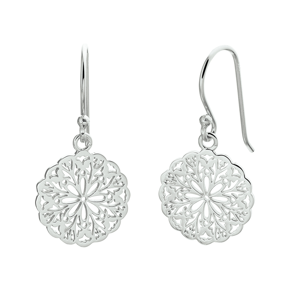 Gerhodineerd 925 zilveren oorhangers in filigrain stijl. De oorhangers hebben een totale hoogte van 3cm en een diameter van 14mm.