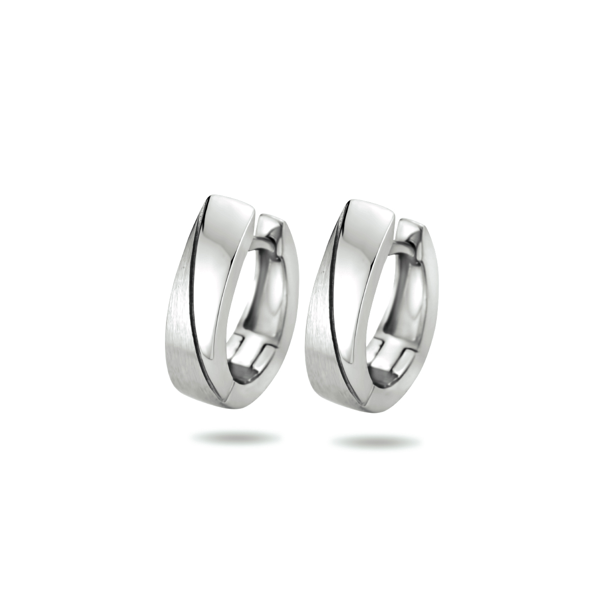 Deze oorringen zijn gemaakt van gerhodineerd zilver en ze zijn zilverkleurig. Het is een sieraad voor dames.