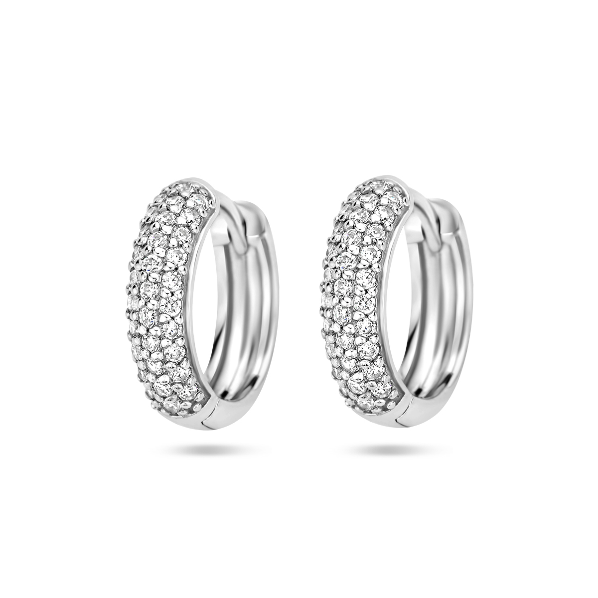 Gerhodineerd 925 zilveren oorringen uitgevoerd met zirkonia. De oorringen hebben een diameter van 15.5mm.