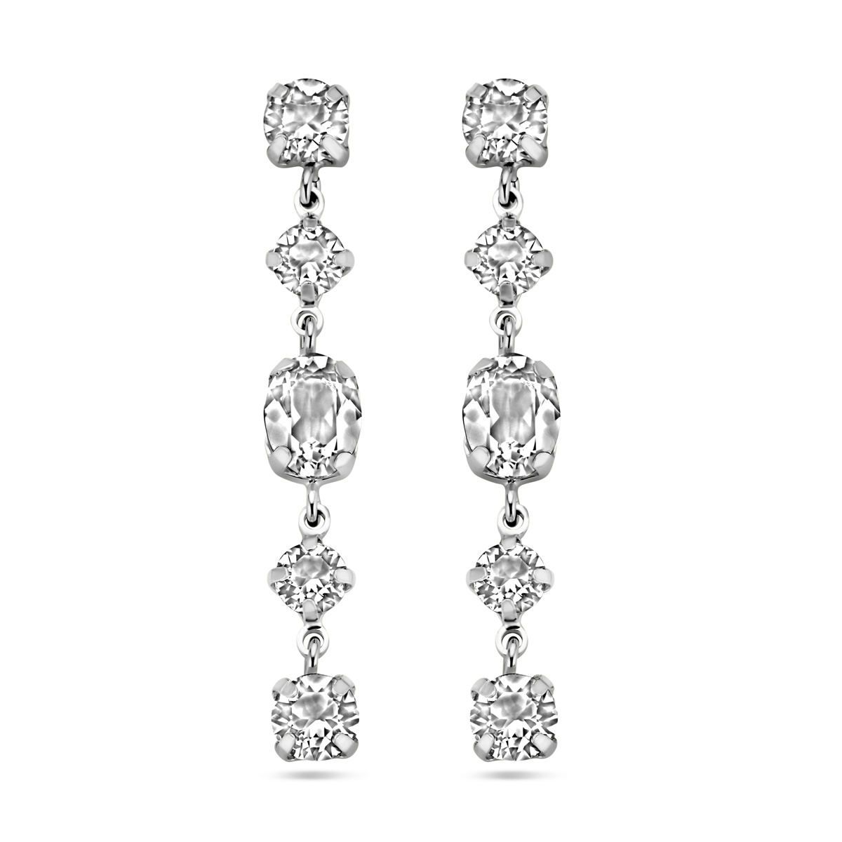 Gerhodineerd 925 zilveren oorhangers uitgevoerd met swarovski stenen. De oorhangers hebben een totale hoogte van 40mm.