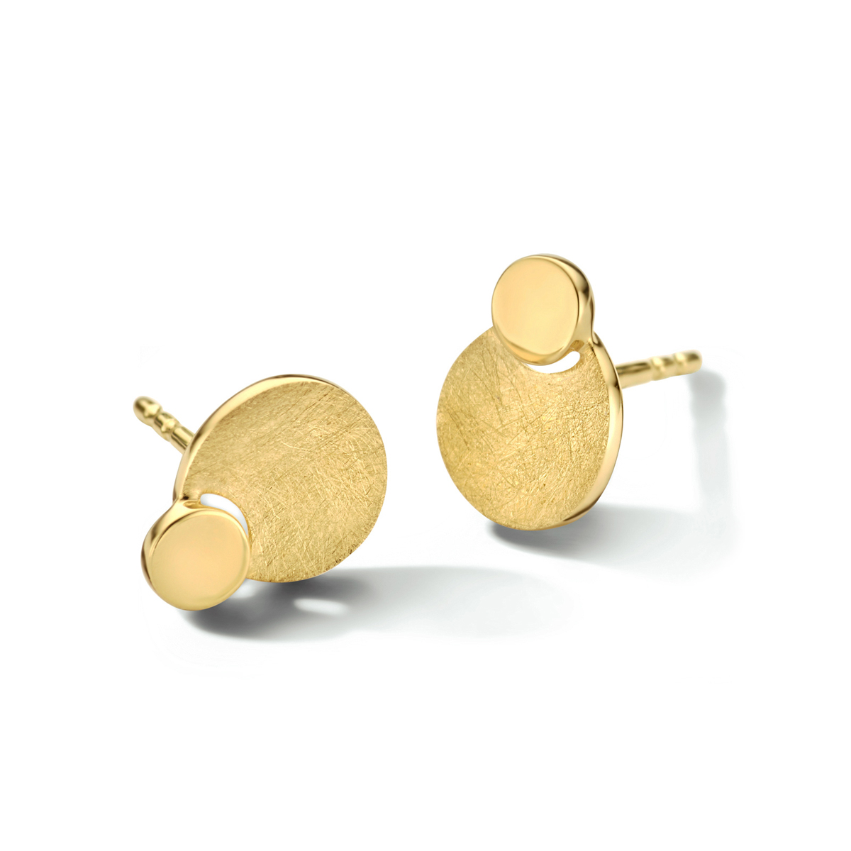 Deze prachtige geelgouden oorknoppen zijn de perfecte toevoeging aan jouw sieradencollectie. Met een elegante en tijdloze uitstraling passen ze bij elke outfit, van casual tot chic. De oorknoppen zijn subtiel en toch opvallend genoeg om jouw look net dat beetje extra te geven. Draag ze met trots en straal elke dag!