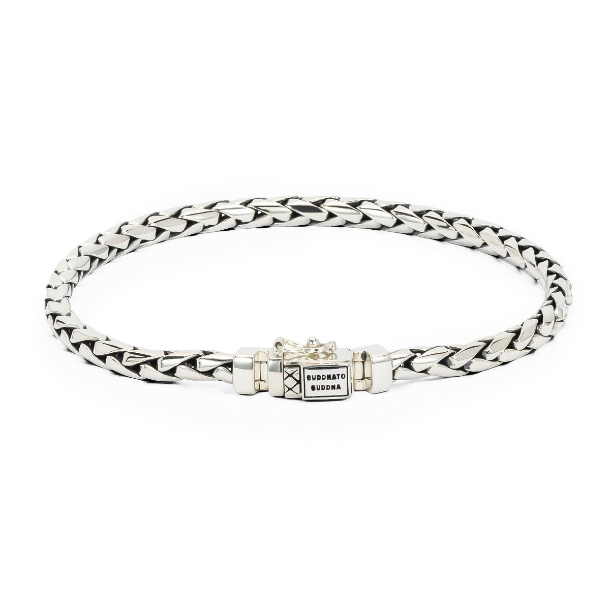 De George Mini Armband is gebaseerd op een traditionele Balinese weeftechniek en met de hand gemaakt door gepassioneerde ambachtslieden. Het is een meesterwerk dat puur vakmanschap laat zien. Deze armband, met zijn fijne schakels en gedetailleerde afwerking, is een ode aan de kunst van het verfijnde smeden. Ontworpen in Amsterdam en met de hand gemaakt in Zuid-Oost Azië uit gerecycled zilver. Deze armband is niet alleen een statement van stijl, maar ook van duurzaamheid en kwaliteit. Draag het als een symbool van jouw eigen unieke pad en de onvergetelijke momenten en mijlpalen die je al hebt behaald in je leven.