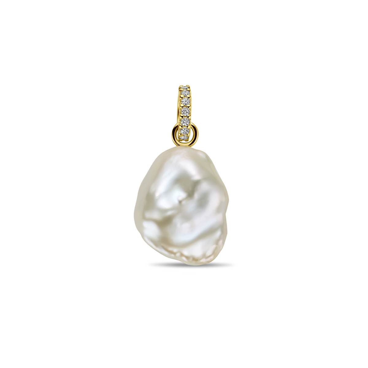 14k Geelgouden hanger uitgevoerd met zoetwaterparel en diamant. De hanger heeft een totale hoogte van 22.5mm. Het diamantgewicht is 0.04ct.