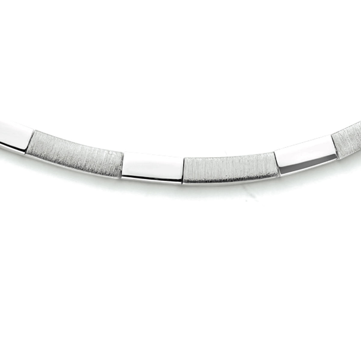 Gerhodineerd 925 zilveren collier uitgevoerd met een poli/matte afwerking en een stevige karabijn sluiting. Het collier heeft een breedte van 4.3mm en een draaglengte van 43cm.